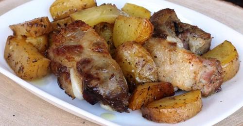 Χοιρινά παϊδάκια μπύρας στο φούρνο με πατάτες…